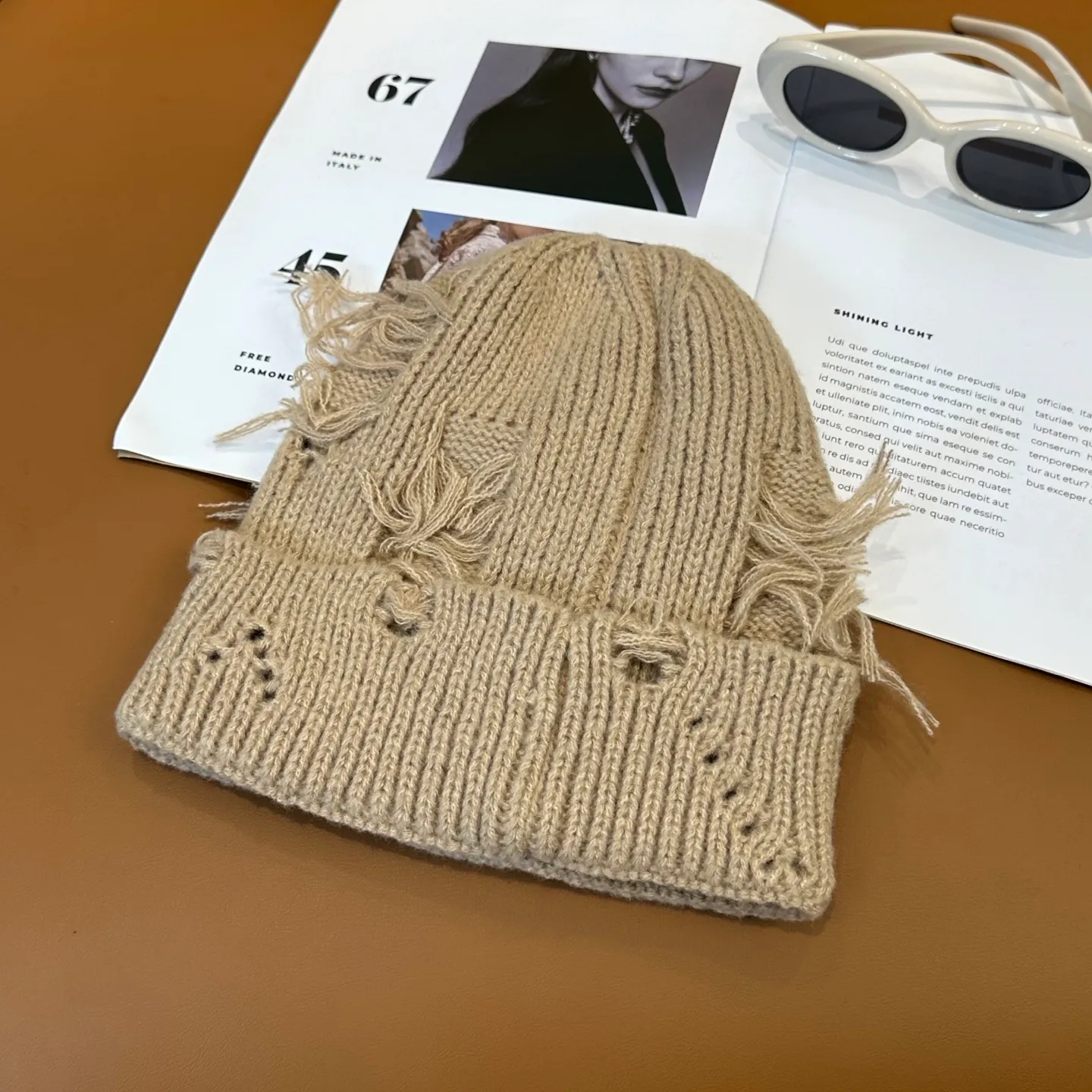 P70 🤍Chrome hearts new autumn and winter cross knitted hat🧶 One of the must-have hats in autumn and winter~ It really looks good on whoever wears it~, it is also a perfect match in black and white and gray in autumn~